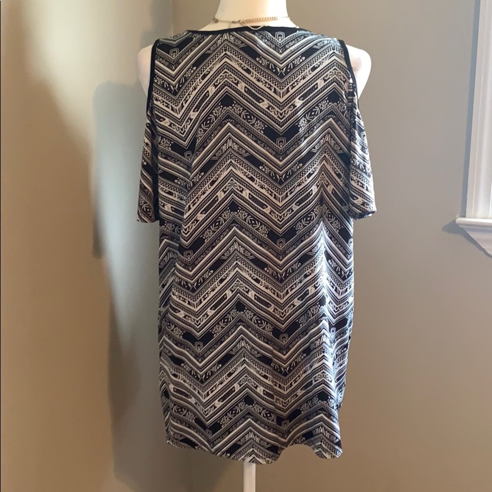 3/$15💕 Blouse - Picture 2 of 3